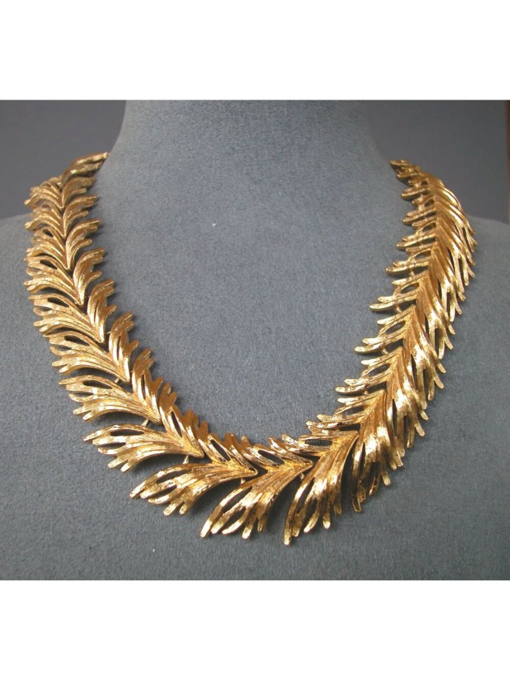Monet Gold Tone 16.5” Vintage Leaf Necklace